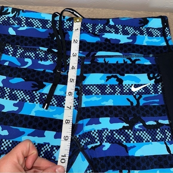 Nike Dri Fit Women’s Sz M Camo Blue 22” Capri Tights Activewear Pants - Picture 6 of 10
